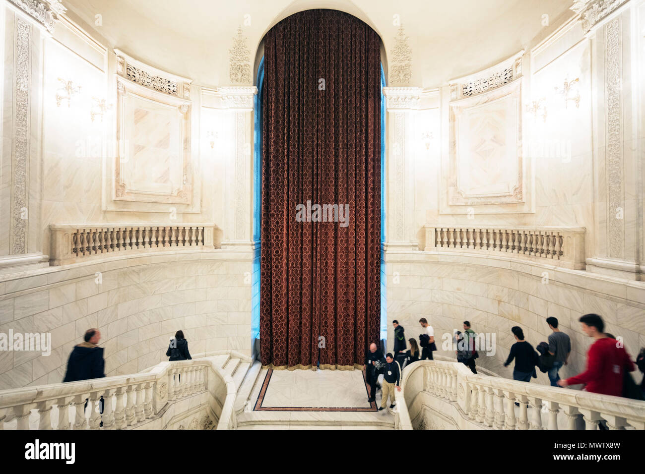 Palazzo del Parlamento, il secondo edificio più grande al mondo, scalinata di marmo, Bucarest, Romania, Europa Foto Stock
