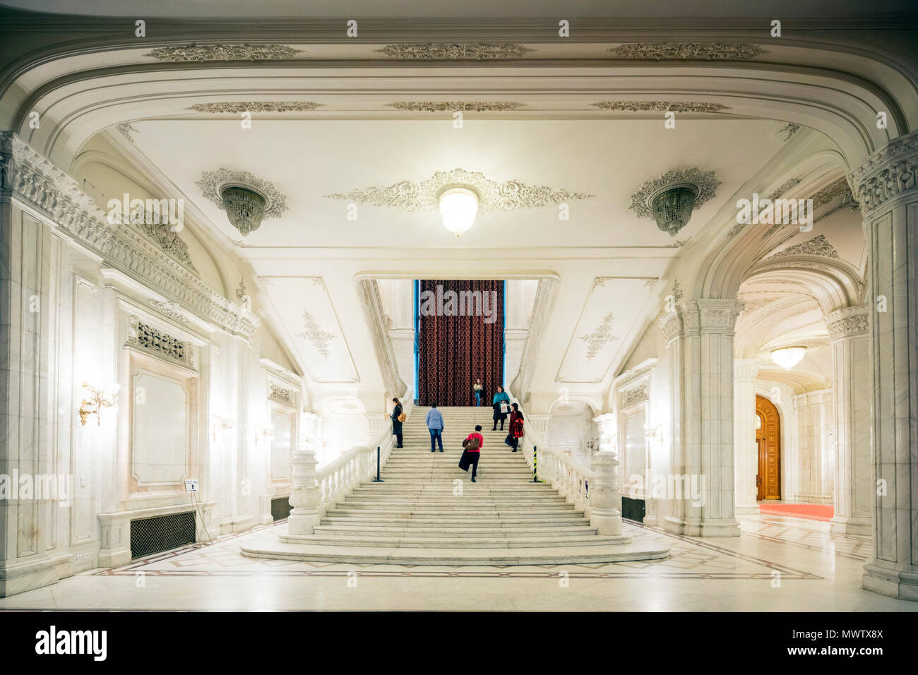Palazzo del Parlamento, il secondo edificio più grande al mondo, scalinata di marmo, Bucarest, Romania, Europa Foto Stock