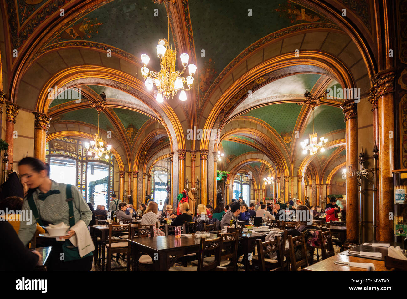 Caru cu Bere birra la Hall e il ristorante, Bucarest, Romania, Europa Foto Stock