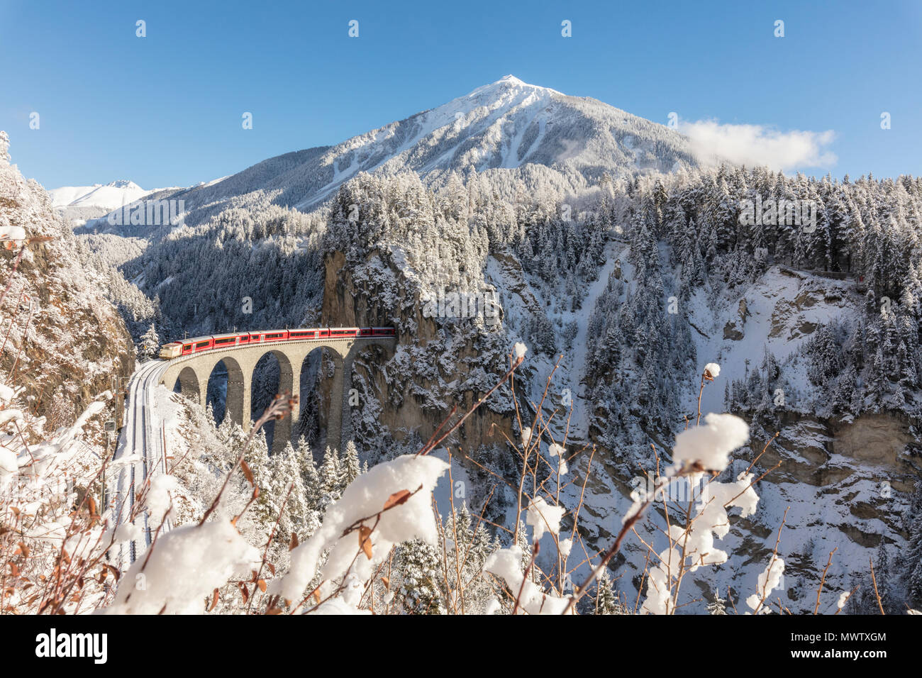 Bernina Express sul Landwasser Viadukt, Sito Patrimonio Mondiale dell'UNESCO, Filisur, Valle dell Albula del Cantone dei Grigioni, Svizzera, Europa Foto Stock