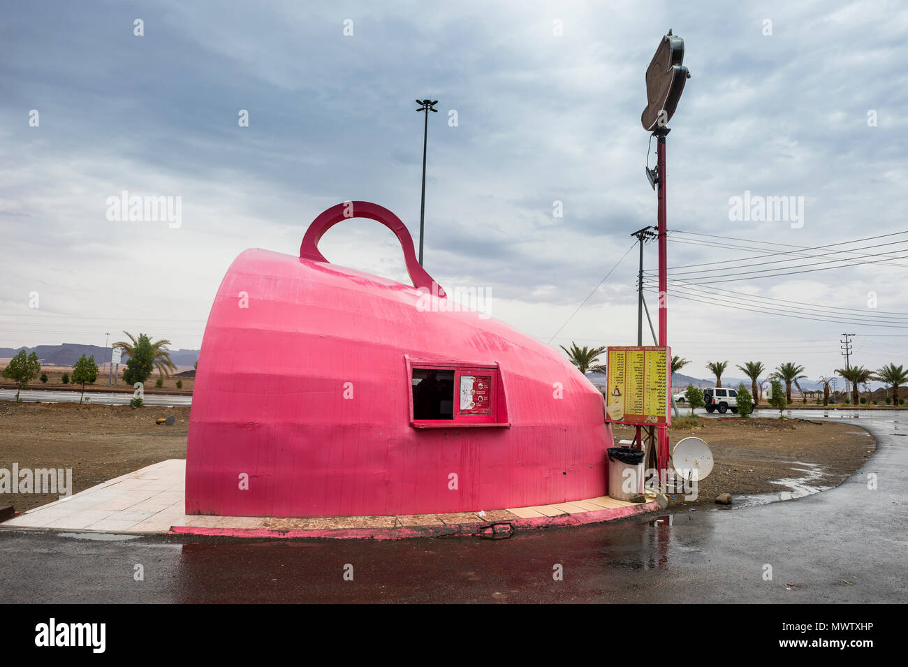 Coffee shop in forma di caffettiera, Al Ula, Arabia Saudita, Medio Oriente Foto Stock