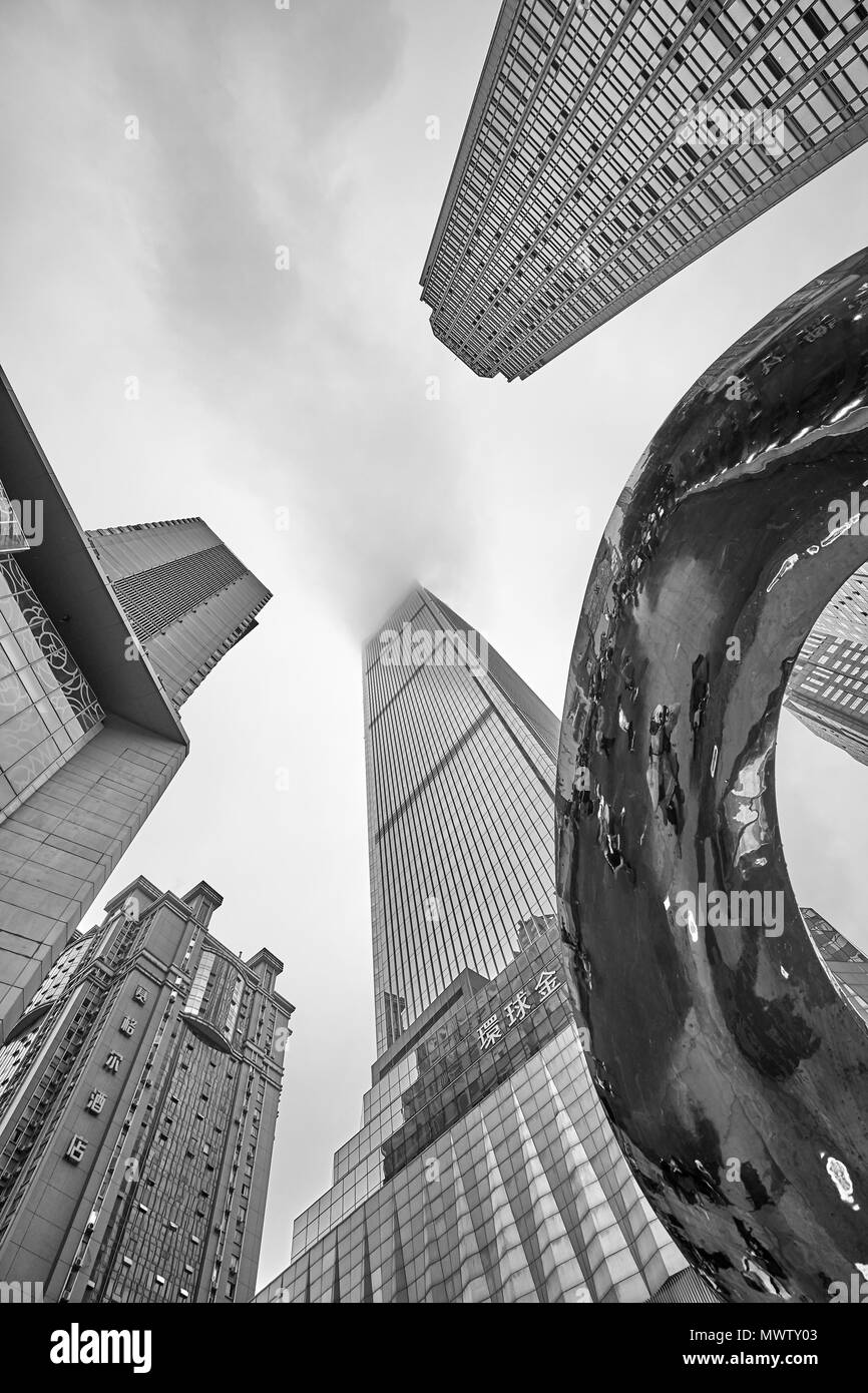 Chongqing Cina - Ottobre 03, 2017: guardando il moderni grattacieli nella città busines district. Foto Stock