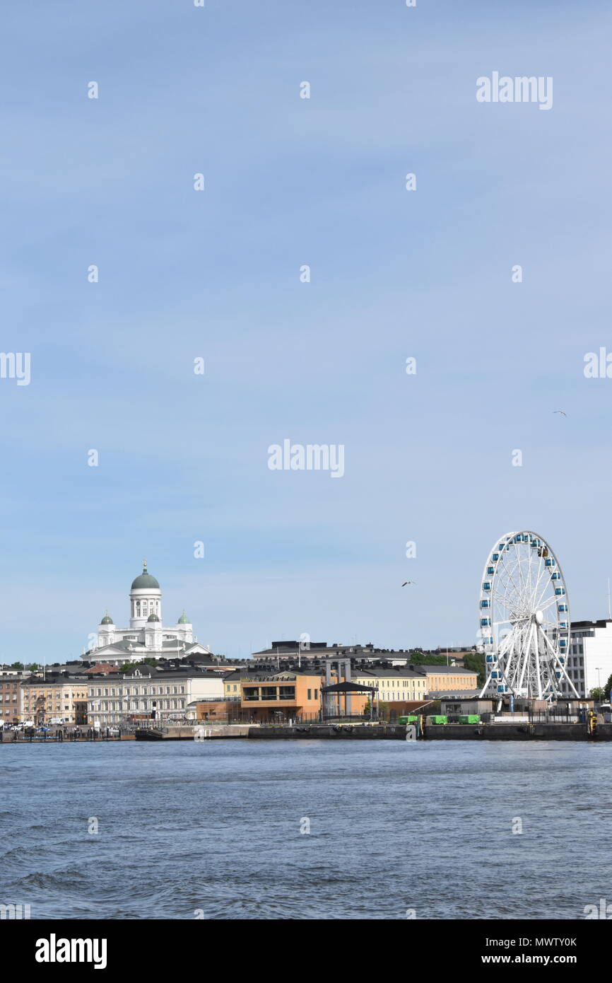 La città vecchia di Helsinki dal traghetto sul modo di isola Suomenlinna. Foto Stock