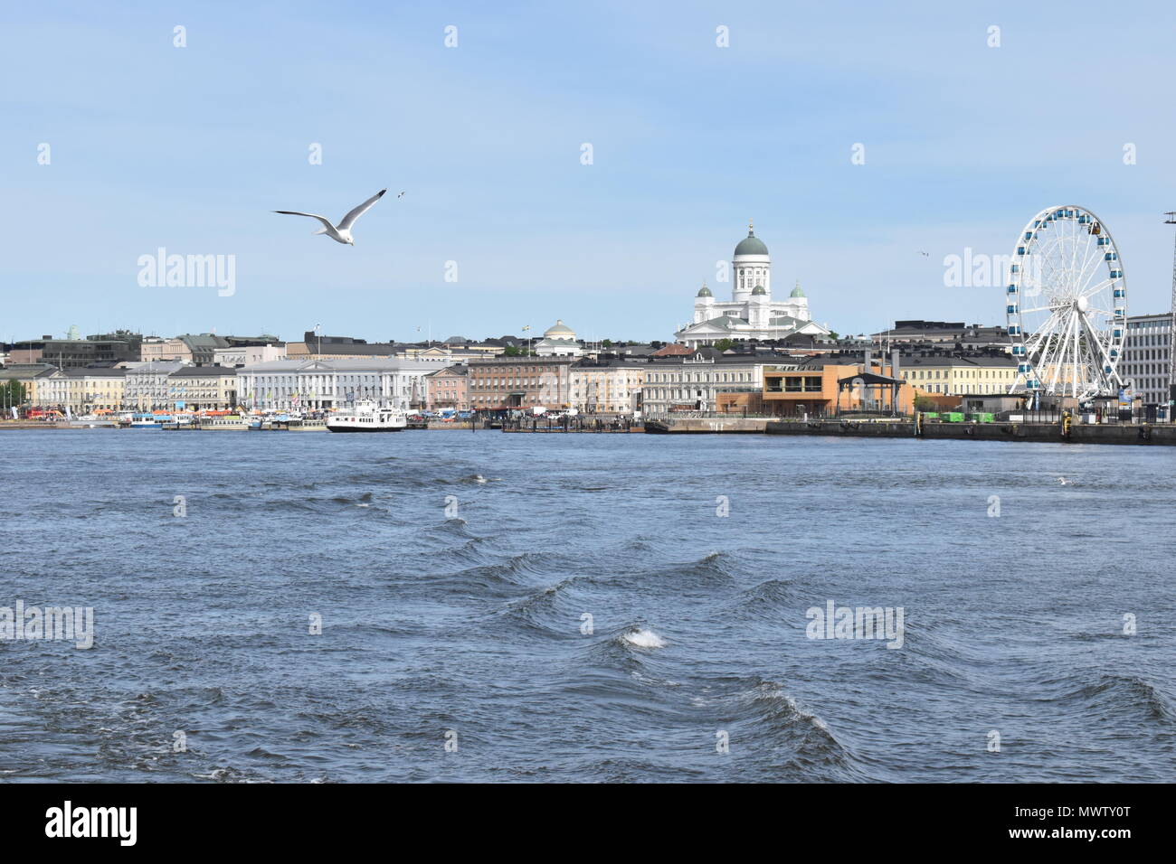 La città vecchia di Helsinki dal traghetto sul modo di isola Suomenlinna. Foto Stock