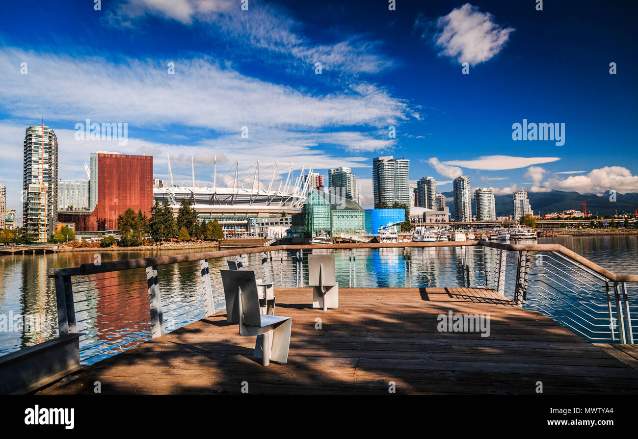 Vista di False Creek e dello skyline di Vancouver, compresi BC Place, Vancouver, British Columbia, Canada, America del Nord Foto Stock