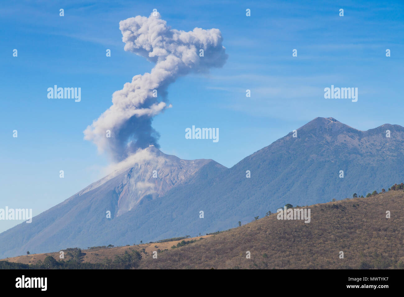 Eruzione del vulcano di fuoco (Volcan de Fuego) visto da Antigua, Guatemala, America Centrale Foto Stock