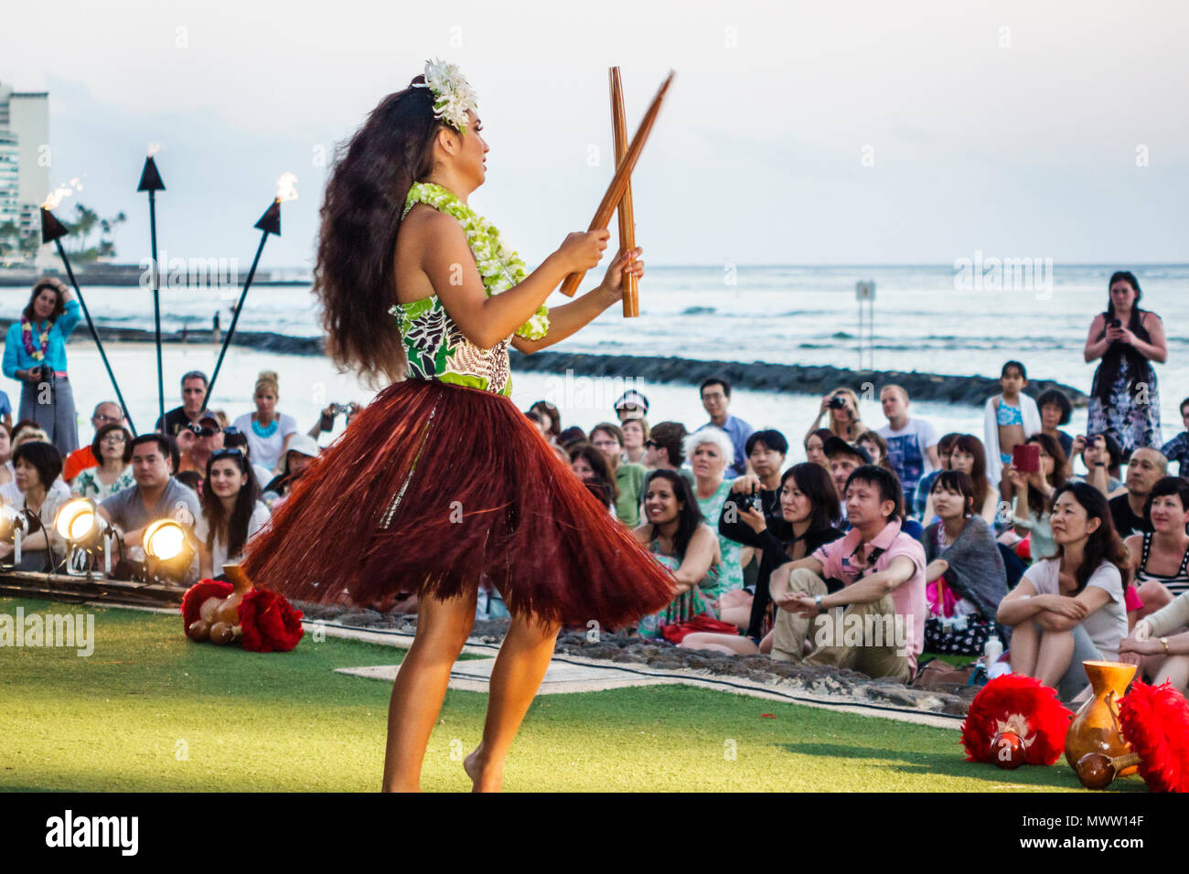 Hawaii,Hawaiian,Honolulu,Waikiki Beach,Kuhio Beach Park,Hyatt Regency Hula,adulta adulta donna donna donna donna donna donna donna donna donna donna donna donna donna donna donna donna donna donna donna, danza, danza, pubblico, guardare Foto Stock
