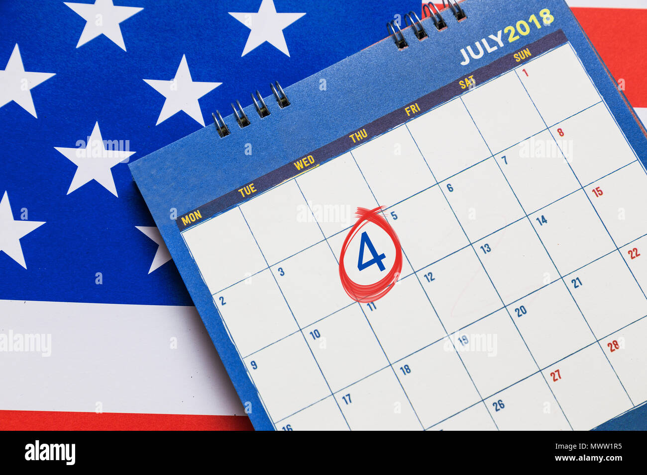 Il calendario mostra il mese di luglio con un cerchio rosso sulla quarta giornata con bandiera americana in background, buona per il 4 di luglio tema Foto Stock