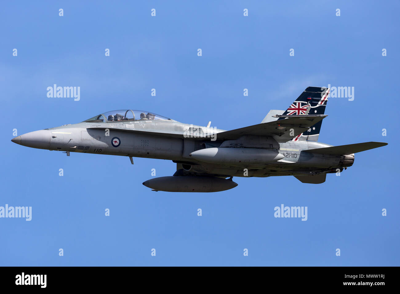 Royal Australian Air Force (RAAF) McDonnell Douglas F/A-18B Hornet jet un21-110 battenti contro un cielo blu. Foto Stock
