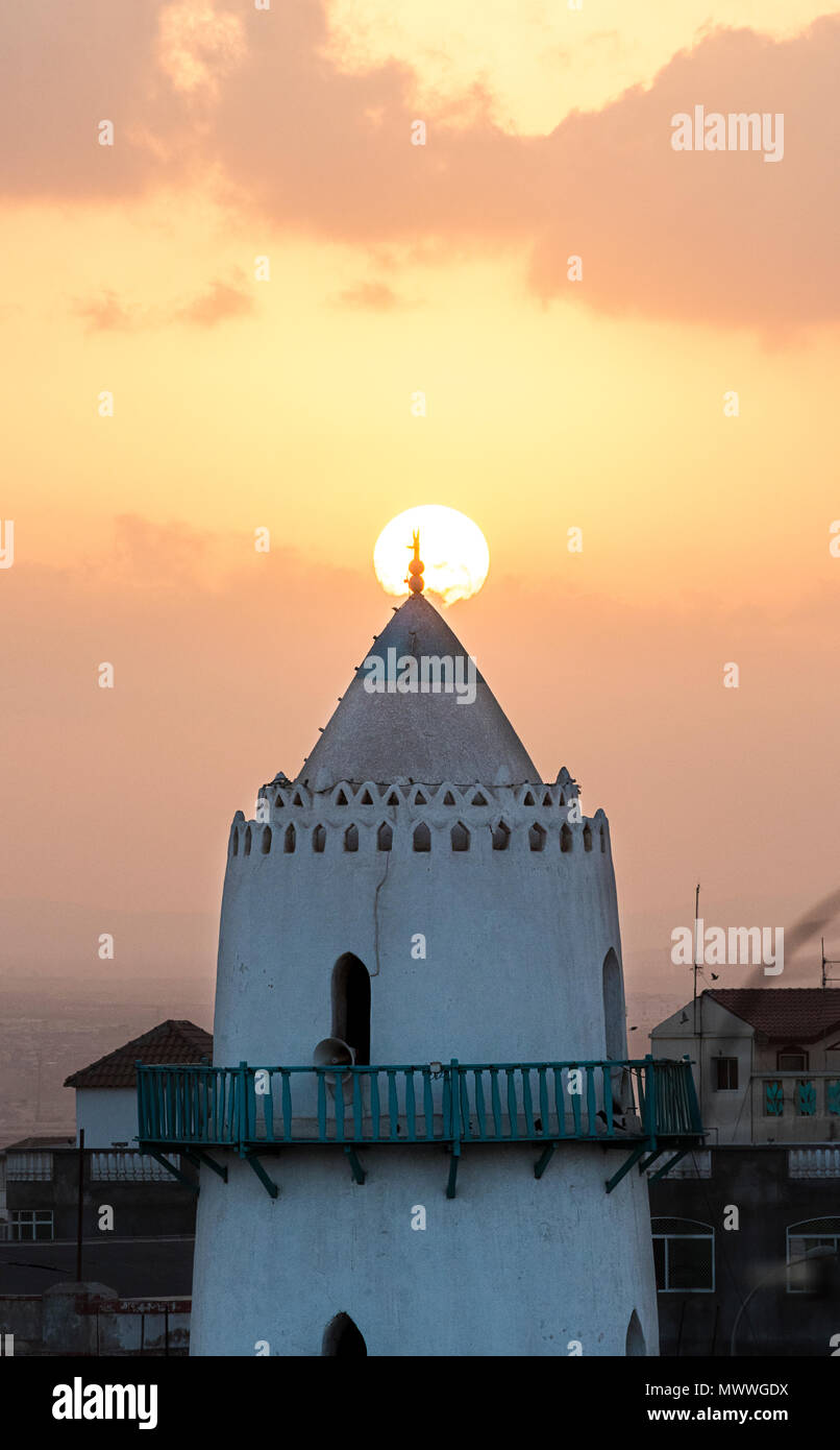 Moschea Al Hamoudi (più vecchia moschea) vicino a Place Rimbaud durante il tramonto a Gibuti, Africa orientale Foto Stock