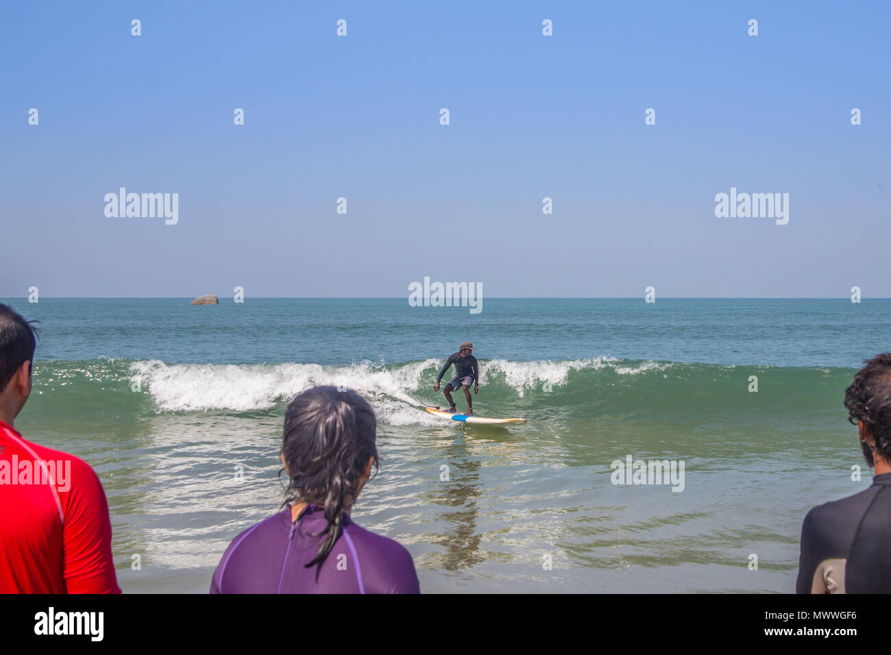 Navigare gli studenti guardando l'istruttore surf onda. Foto Stock