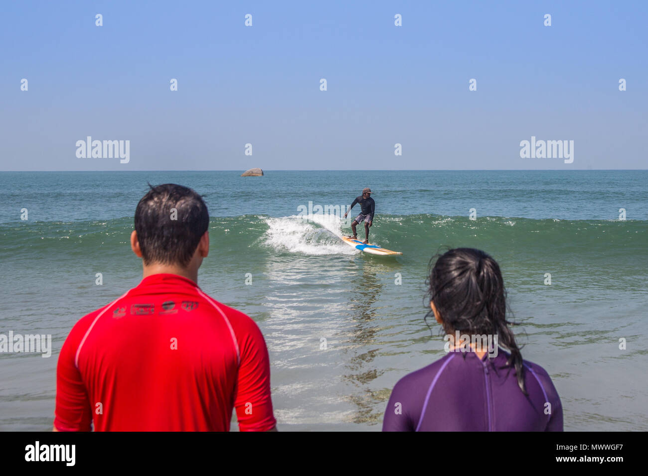 Navigare gli studenti guardando l'istruttore surf onda. Foto Stock