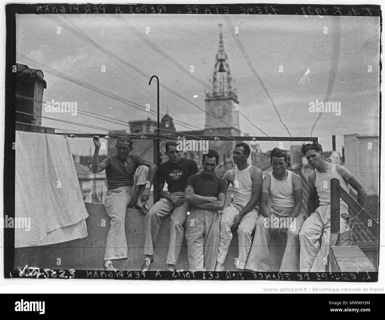 . Français : Tour de France 1937 jour de repos à Perpignan le 15 juillet : sur les allasua de Perpignan (de g à dr) Sylvain Marcaillou, Paolo Chocque, Pierre Cloarec, Robert Tanneveau, Emile Gamard et Roger Lapebie (tous équipe de France) . Il 15 luglio 1937. Agence de presse Meurisse. Agence photographique présumée 612 Tour de France, Perpignan,1937 (2) Foto Stock