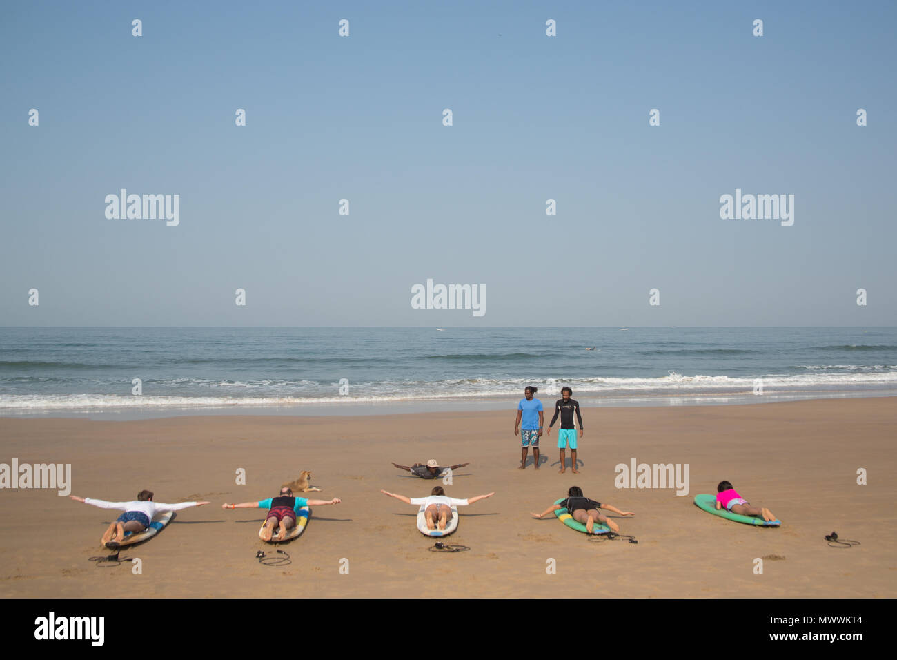 Una lezione di surf sulla spiaggia di Goa, India. Foto Stock