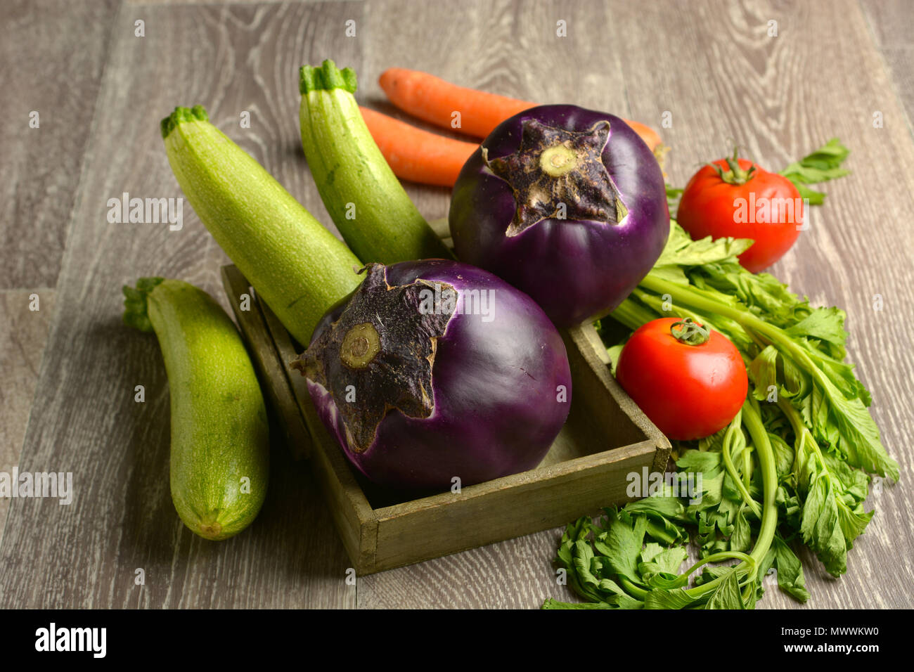 Melanzane con altri ortaggi intorno - primo piano Foto Stock