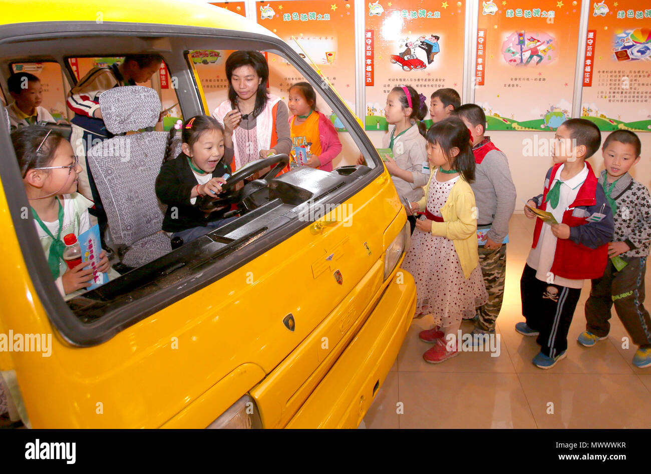 Pechino, Cina. 25 Maggio, 2012. File foto prese il 25 Maggio 2012 mostra i bambini sperimentano una scuola bus in oriente cinese di Shanghai. Questo set di 41 vecchie foto, presi dal 1978 al 2018 per anno, graficamente registrare momenti di infanzia di bambini cinesi negli ultimi quattro decenni. Credit: ventola Jun/Xinhua/Alamy Live News Foto Stock