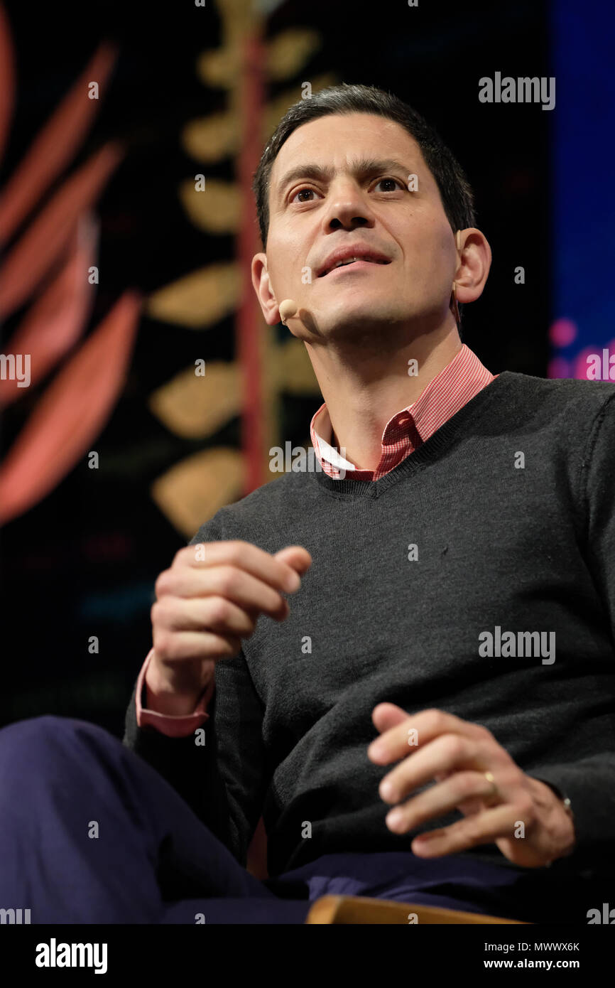 Hay on Wye, Regno Unito. 2 Giugno 2018.David Milliband il presidente della International Rescue Committee e del Lavoro ex segretario degli Esteri sul palco del Festival di fieno parlando di profughi e la crisi politica del nostro tempo - Photo Steven Maggio / Alamy Live News Foto Stock