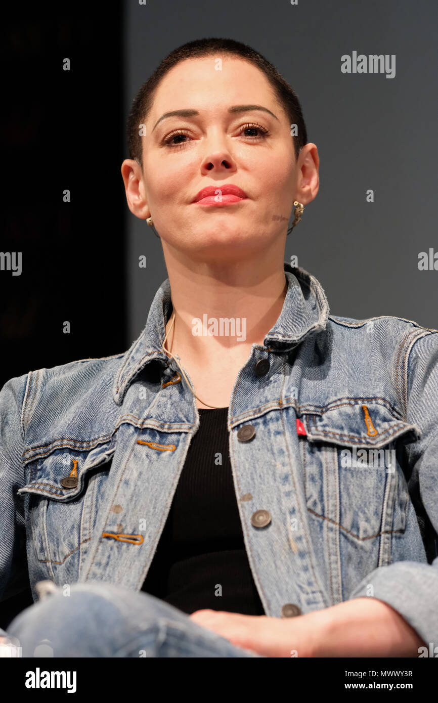 Festival di fieno, Hay on Wye, Regno Unito. 2 Giugno 2018.- Rose McGowan attrice e attivista sul palco del Festival di fieno parlando della sua memoir libro coraggioso - Foto Steven Maggio / Alamy Live News Foto Stock