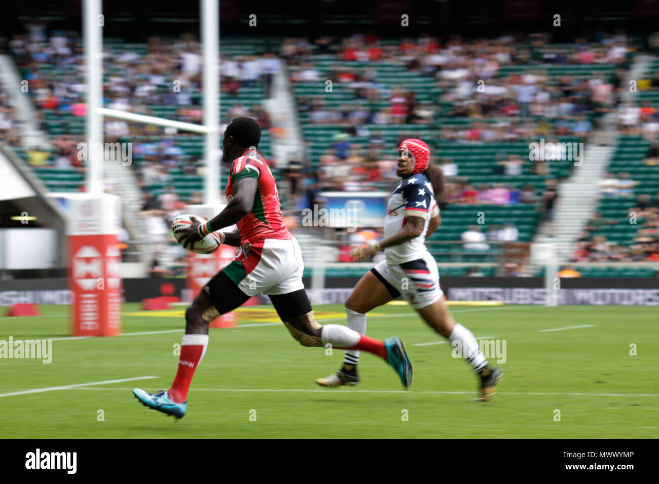 Londra, Regno Unito. 2 Giugno 2018. Collins Injera del Kenya testate per il cliente a provare come Folau Niua dà la caccia alla HSBC London Sevens World Series a Twickenham. Il Kenya ha giocato contro gli USA disegno 19-19 nella loro piscina C match. Credito: Elsie Kibue / Alamy Live News Foto Stock