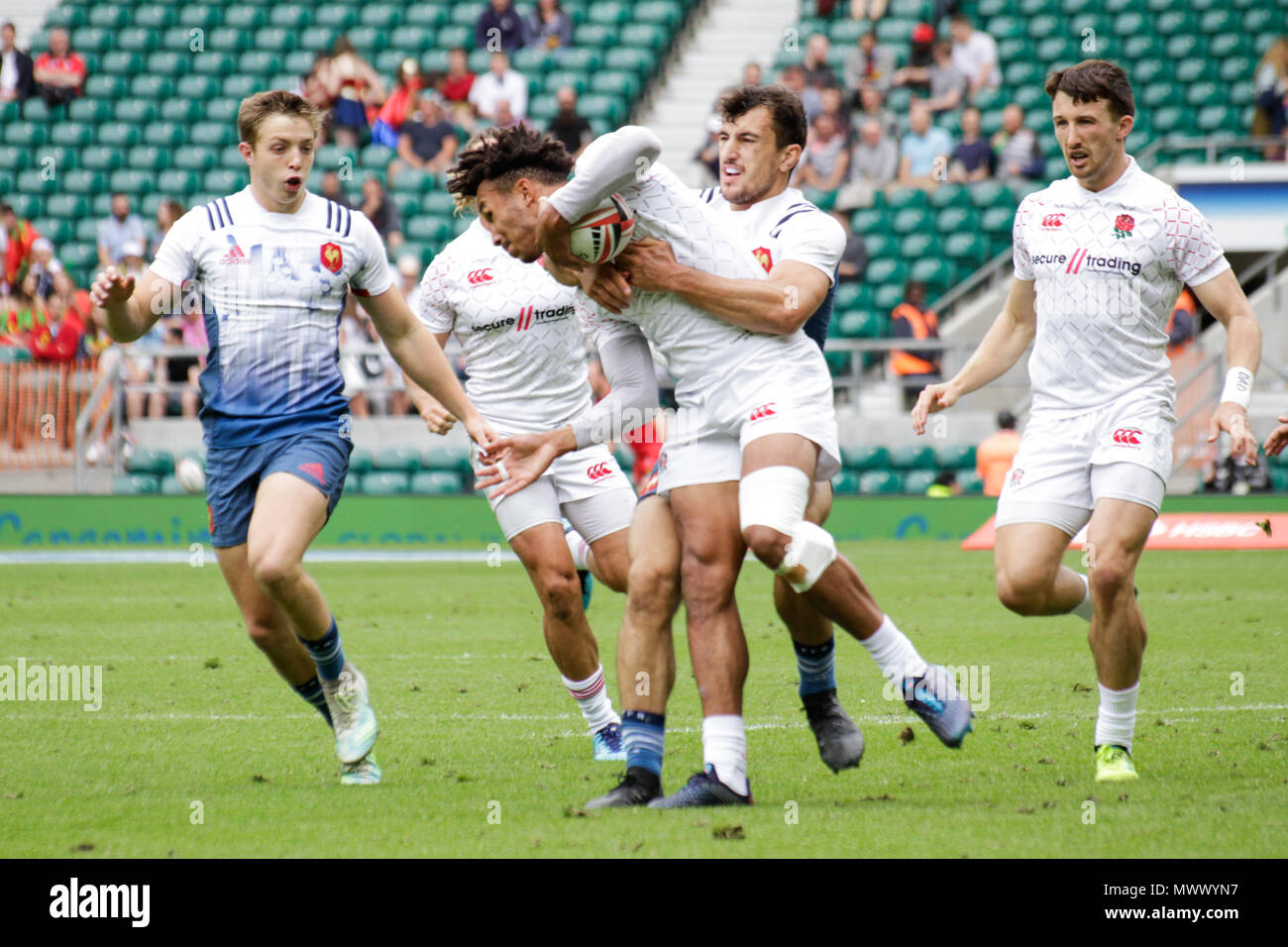 Londra, Regno Unito. 2 Giugno 2018. Ryan Olowofela di essere affrontati con la sfera contro la Francia alla HSBC London Sevens World Series a Twickenham. Inghilterra giocato contro la Francia vincendo la partita 34-0. Credito: Elsie Kibue / Alamy Live News Foto Stock