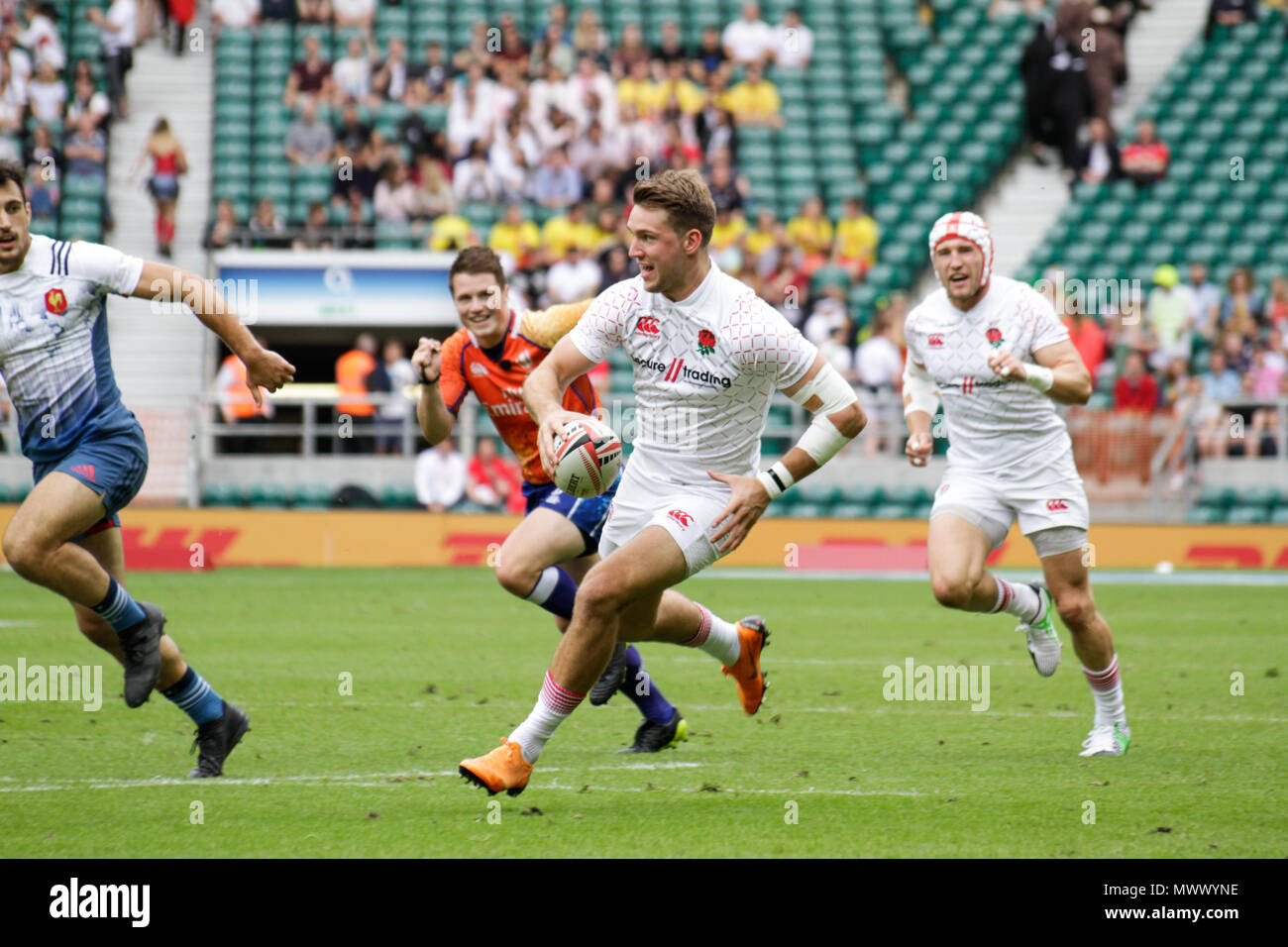 Londra, Regno Unito. 2 Giugno 2018. Oilver Lindsay-Hague con la sfera evitando a combattere contro la Francia alla HSBC London Sevens World Series a Twickenham. Inghilterra giocato contro la Francia vincendo la partita 34-0. Credito: Elsie Kibue / Alamy Live News Foto Stock