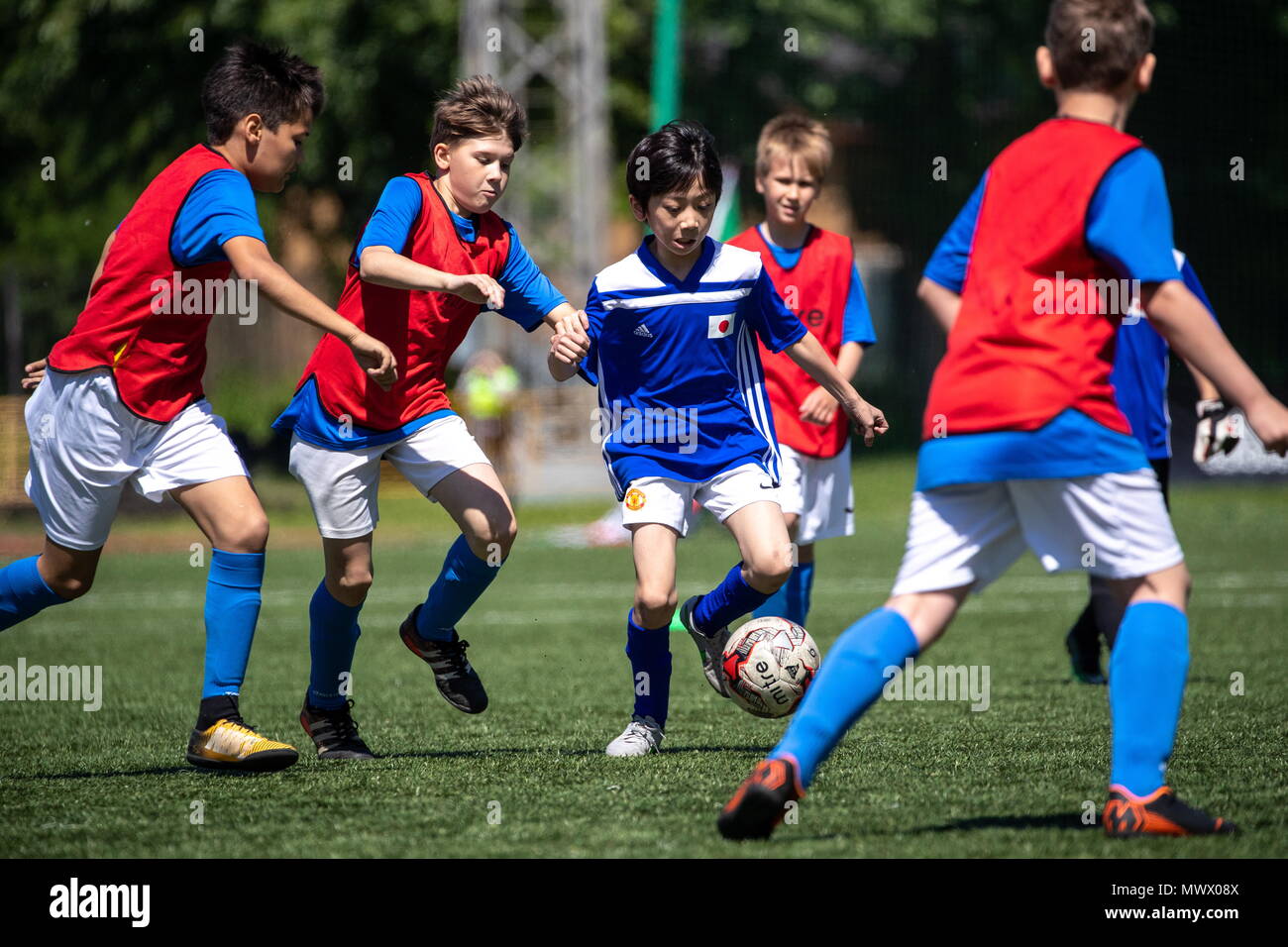 Mosca, Russia. 02Giugno, 2018. Mosca, Russia - 2 giugno 2018: bambini  prendono parte a una partita di calcio come parte di un internazionale dei  bambini il torneo di calcio a Perovo Lokomotiv