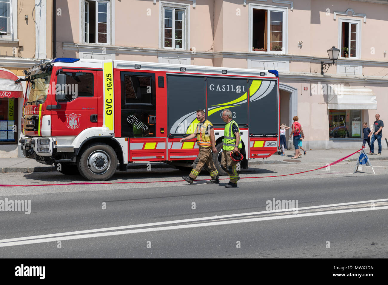 Slovenska Bistrica, Slovenia. 2 giugno 2018. Servizi di emergenza i lavoratori in treno in azione congiunta con i soccorritori, vigili del fuoco, la polizia e la Croce Rossa in Slovenska Bistrica per assicurare la preparazione in caso di emergenza. Maggioranza dei partecipanti sono volontari in locali Vigili del fuoco e la Croce Rossa. Credito: Andrej Safaric/Alamy Live News Foto Stock