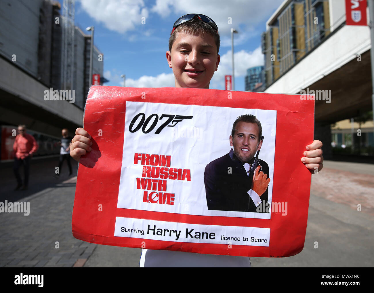 Londra, Regno Unito. Lo stadio di Wembley, Londra, Regno Unito. 2 Giugno, 2018. International football friendly, Inghilterra contro la Nigeria; Inghilterra fan che pongono al di fuori lo stadio di Wembley prima di kick off con un banner di Harry Kane di Inghilterra " Dalla Russia con amore la Russia World Cup 2018' Credit: Azione Plus sport/Alamy Live News Credit: Azione Plus immagini di sport/Alamy Live News Credit: Azione Plus immagini di sport/Alamy Live News Foto Stock