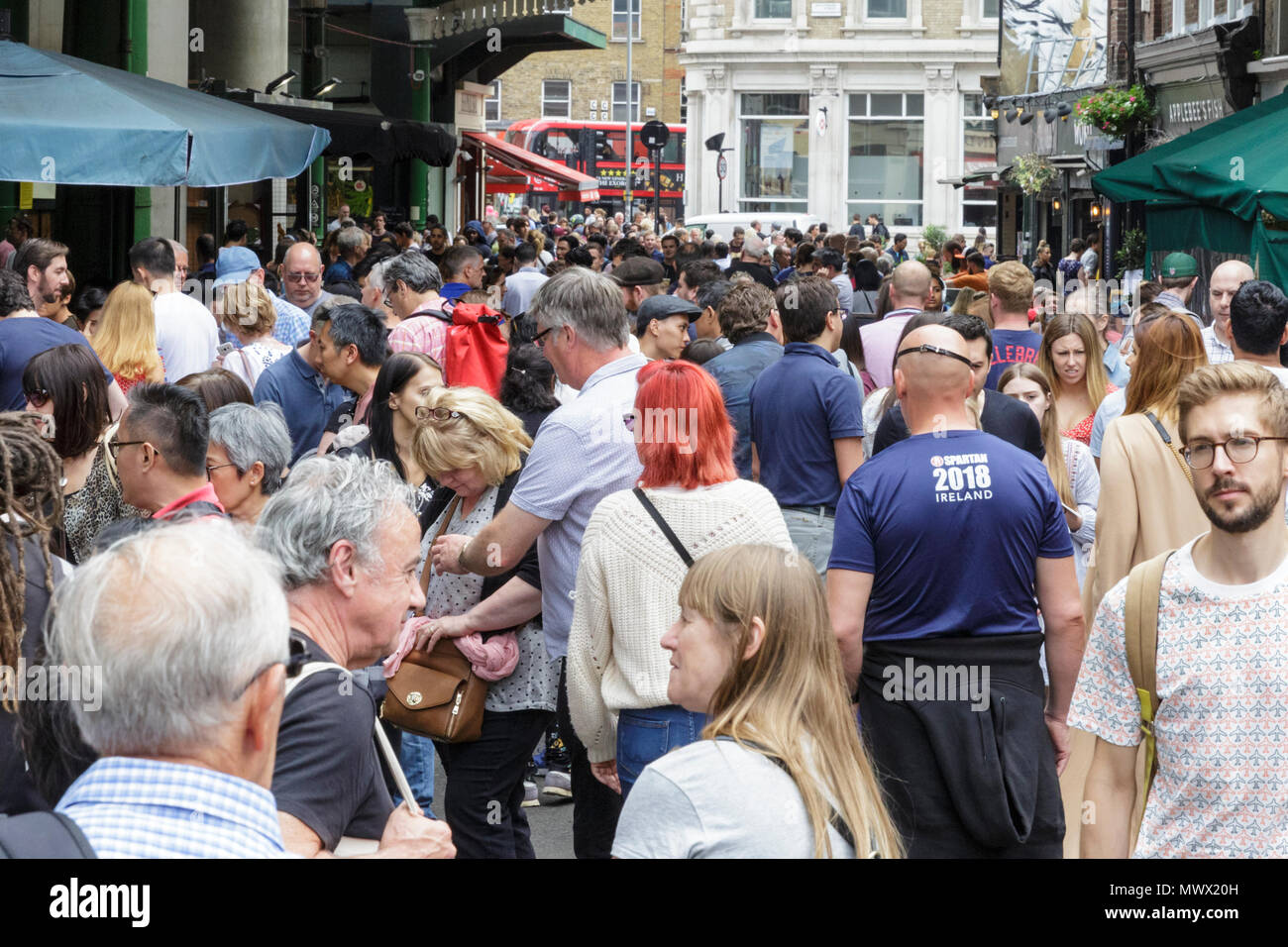 Borough Market, Londra, 2 giugno 2018. Occupato Stoney Street, che un anno fa ha visto i terroristi effettuando un accoltellato Sprea e uccidono persone innocenti. Borough Market, un anno dopo gli attentati di Londra London Bridge e di Borough Market, che ha provocato la morte di otto persone e il ferimento di 48. Il mercato, che sarà chiusa sul reale anniversario giorno (3 giugno) ha una intensa giornata di negoziazione con i londinesi e turisti che si godono i suoi molti alimenti, bevande e prodotti freschi si spegne. Credito: Imageplotter News e sport/Alamy Live News Foto Stock