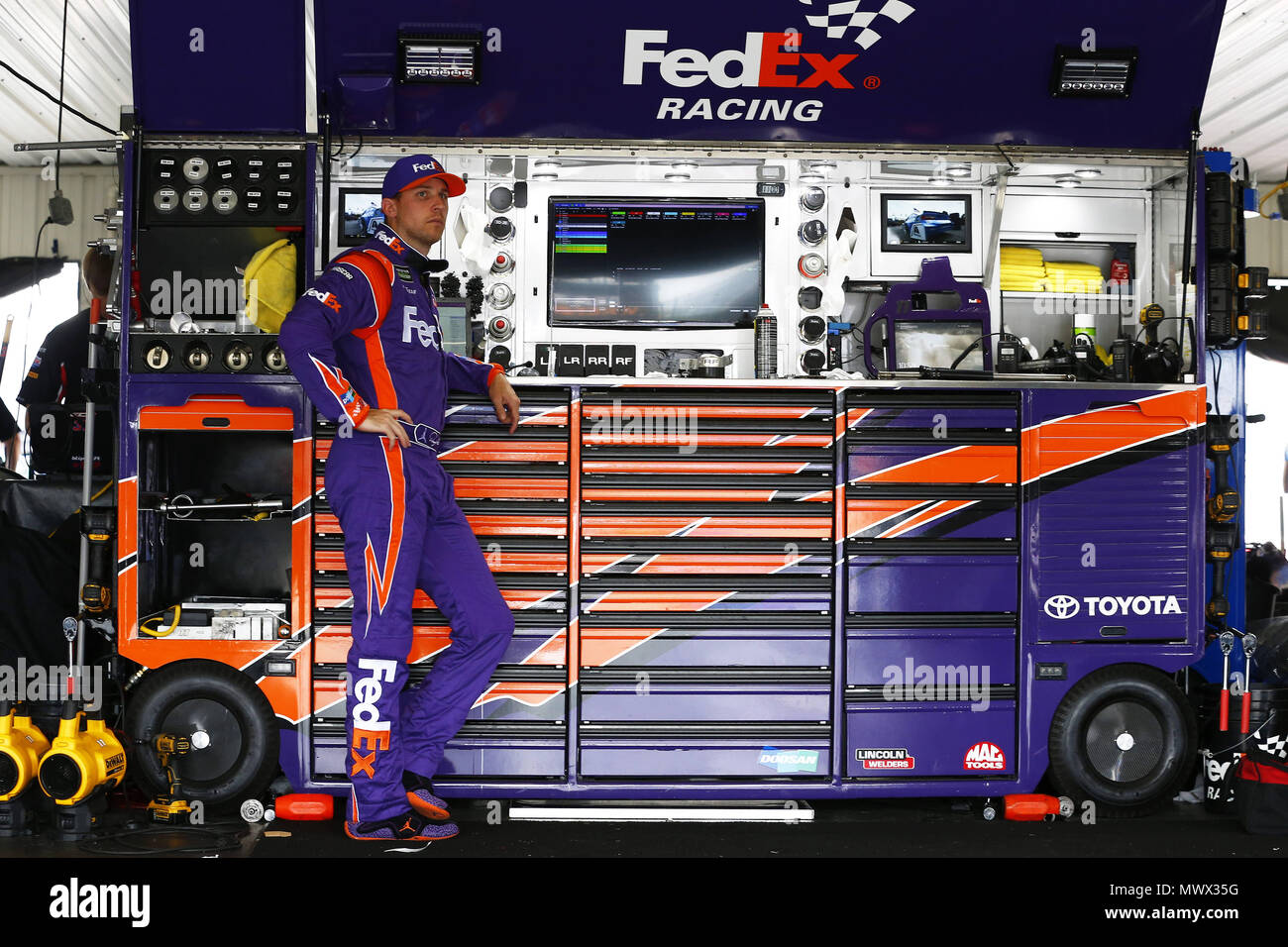 Lunga vasca, Pennsylvania, USA. 2 Giugno, 2018. Denny Hamlin (11) si prepara a scendere in pista per il finale di pratica per la Pocono 400 in Pocono Raceway in lunga vasca, Pennsylvania. Credito: Justin R. Noe Asp Inc/ASP/ZUMA filo/Alamy Live News Foto Stock