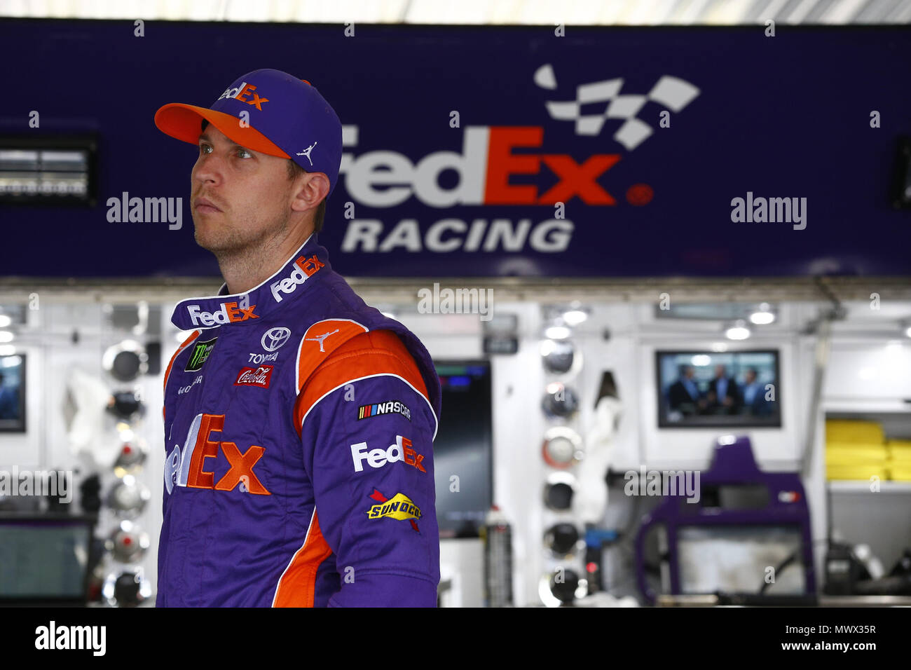 Lunga vasca, Pennsylvania, USA. 2 Giugno, 2018. Denny Hamlin (11) si prepara a scendere in pista per il finale di pratica per la Pocono 400 in Pocono Raceway in lunga vasca, Pennsylvania. Credito: Justin R. Noe Asp Inc/ASP/ZUMA filo/Alamy Live News Foto Stock