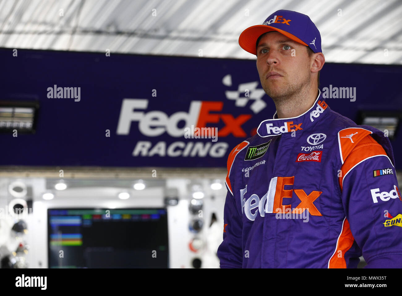 Lunga vasca, Pennsylvania, USA. 2 Giugno, 2018. Denny Hamlin (11) si prepara a scendere in pista per il finale di pratica per la Pocono 400 in Pocono Raceway in lunga vasca, Pennsylvania. Credito: Justin R. Noe Asp Inc/ASP/ZUMA filo/Alamy Live News Foto Stock