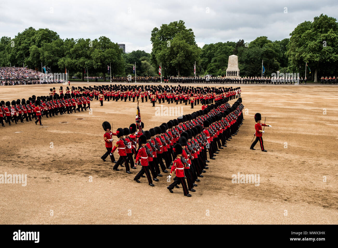 Londra, Regno Unito. 2 Giugno, 2018. Membri della Guardia Reale sono visti in marcia durante il colonnello della revisione.i soldati provano i loro passi come si preparano per Trooping il colore per contrassegnare la regina del compleanno ufficiale la prossima settimana. Più di 1.400 gli ufficiali e gli uomini sono in parata lungo con 200 cavalli, 400 musicisti provenienti da dieci bande e corpo di tamburi marzo. Il tenente generale Sir James Jeffrey Cofield Becknell, avrà la salute. Credito: Brais G. Rouco/SOPA Immagini/ZUMA filo/Alamy Live News Foto Stock