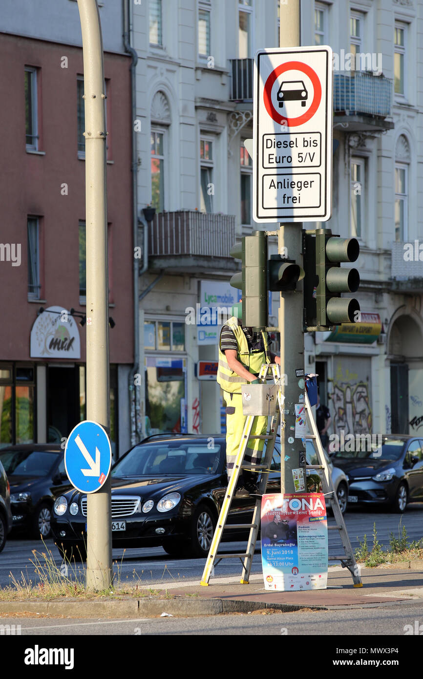 Il 31 maggio 2018, Germania Amburgo: un segno annuncia un divieto di circolazione per le autovetture con motore diesel fino a EURO 5/V su Max-Brauer-Allee. La politica destinata a frenare l'inquinamento atmosferico è controversa. Foto: Bodo segna/dpa Foto Stock