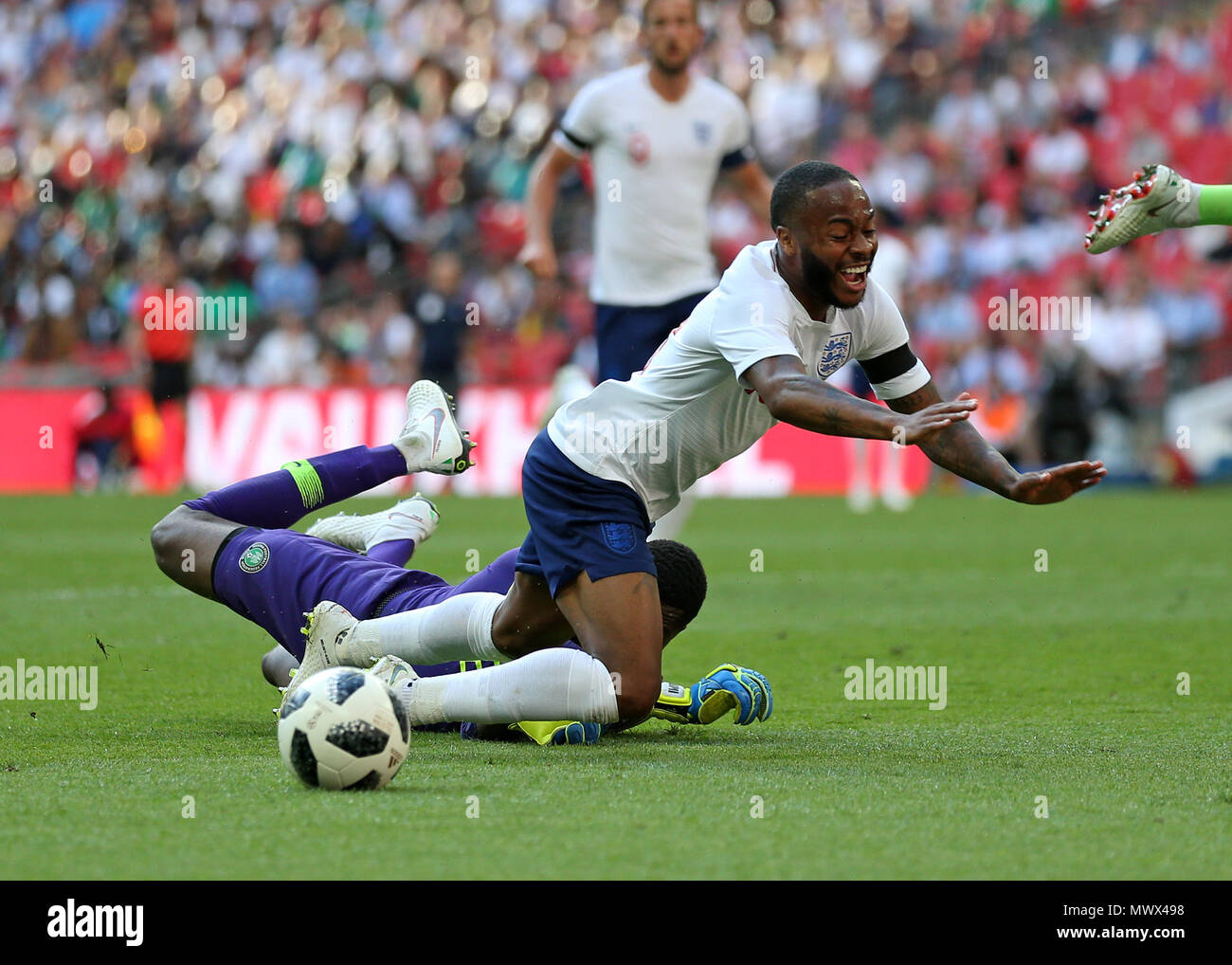 Londra, Regno Unito. Lo stadio di Wembley, Londra, Regno Unito. 2 Giugno, 2018. International football friendly, Inghilterra contro la Nigeria; Raheem Sterling di Inghilterra facendo un tuffo in area di rigore su portiere Francesco Uzoho della Nigeria e ha ricevuto un cartellino giallo per i suoi sforzi Credito: Azione Sport Plus/Alamy Live News Credit: Azione Plus immagini di sport/Alamy Live News Foto Stock
