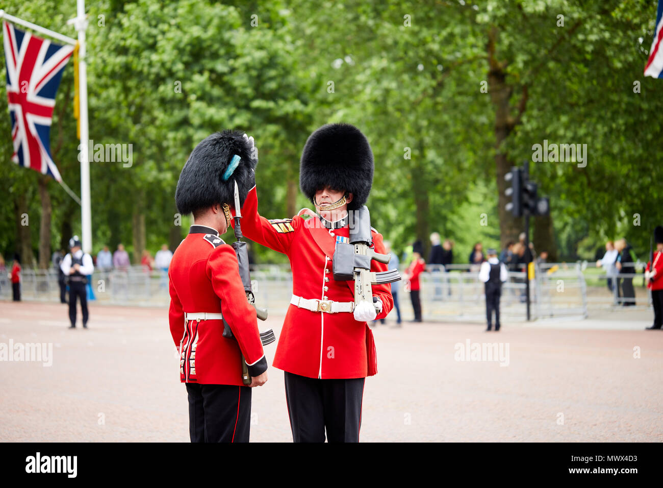 Londra, Regno Unito. 2 Giugno 2018. Un soldato in uniforme cerimoniale, regola il bearskin hat di un collega in servizio durante il colonnello della revisione. Il colonnello della revisione è la seconda prova per il Trooping la parata di colori. Preso sul Mall, Londra. Credito: Kevin Frost/Alamy Live News Foto Stock