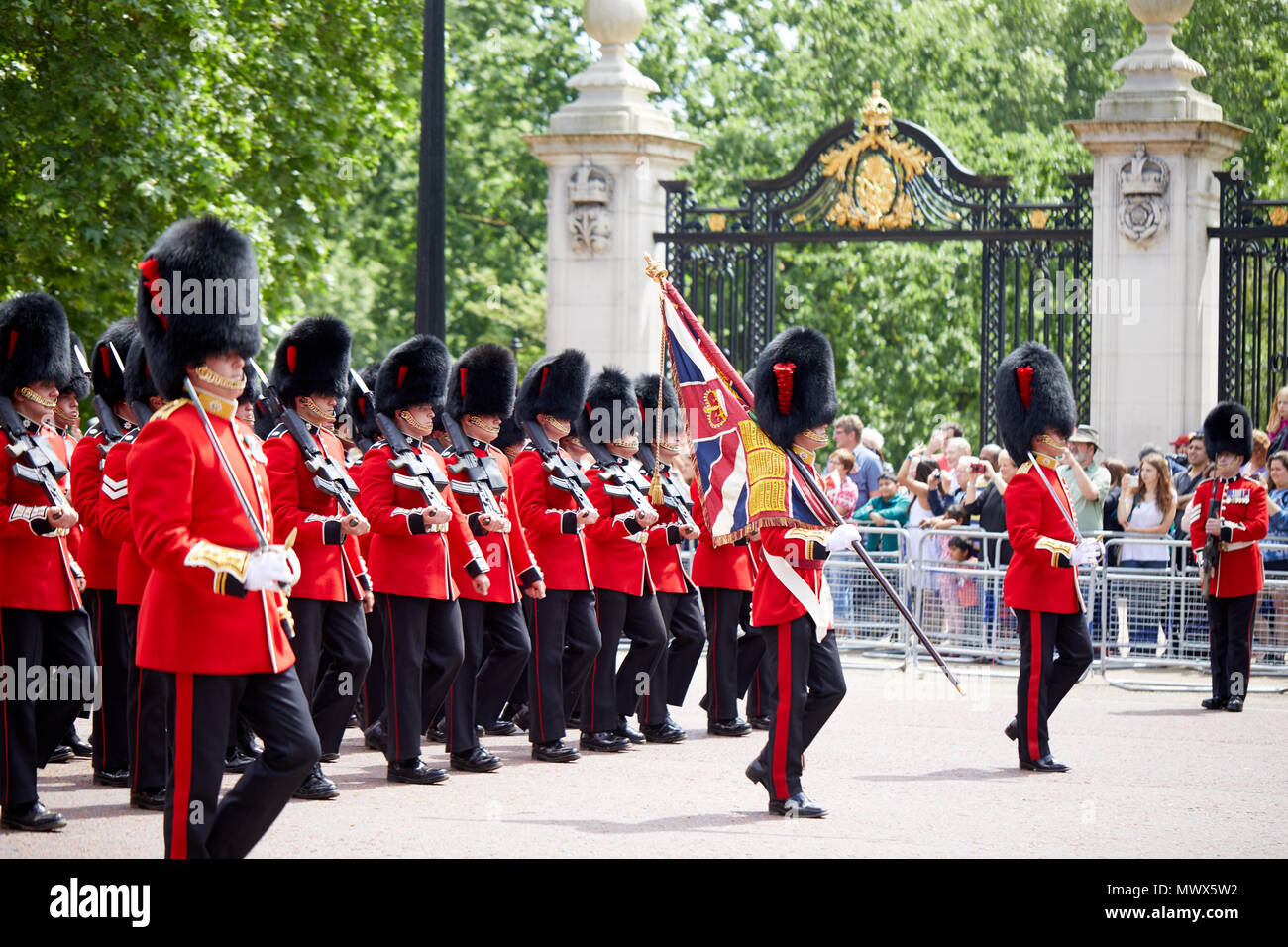 Londra, Regno Unito. 2 Giugno 2018. Immagine di membri delle forze armate nel cerimoniale marching uniforme durante il colonnello della revisione. Il colonnello della revisione è la seconda prova per il Trooping la parata di colori. Preso sul Mall, Londra. Credito: Kevin Frost/Alamy Live News Foto Stock