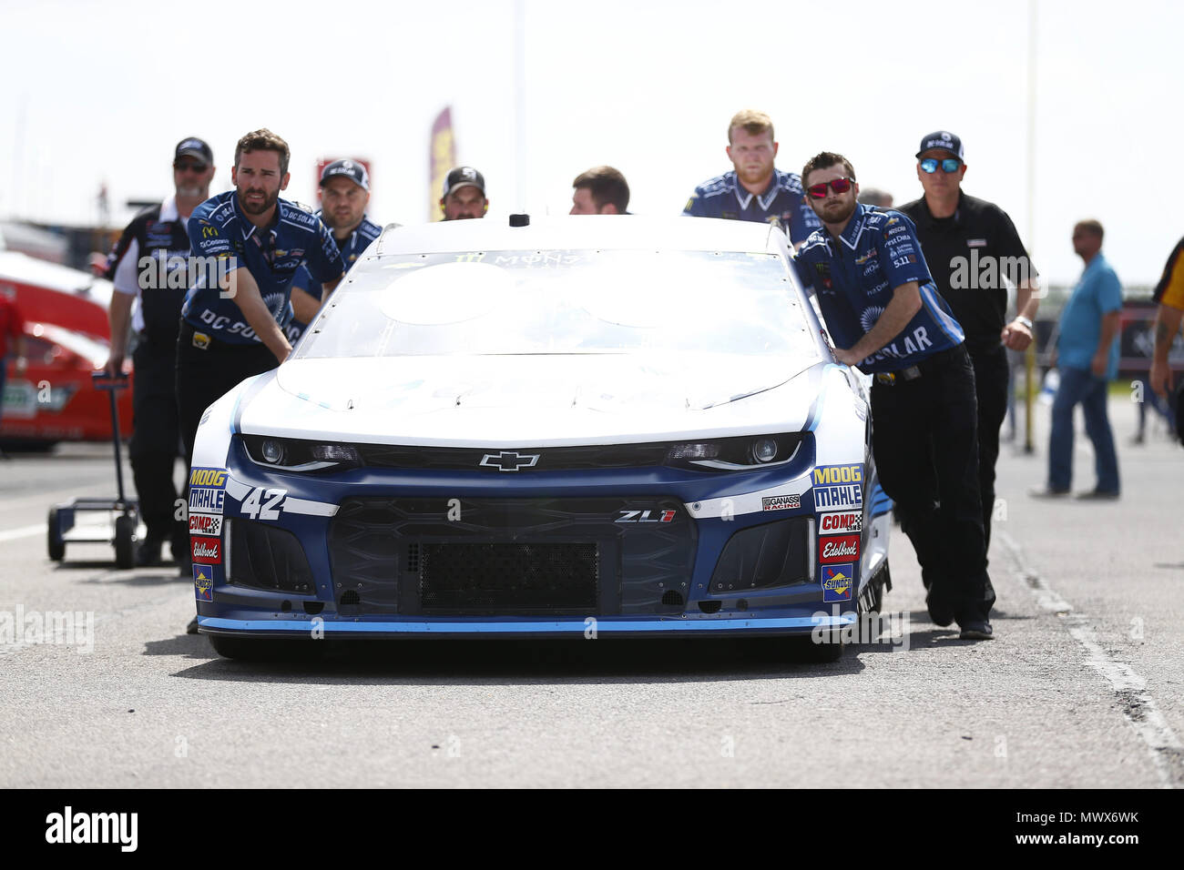 Lunga vasca, Pennsylvania, USA. 2 Giugno, 2018. La vettura di Kyle Larson (42) viene spinto attraverso la zona del garage durante la pratica per la Pocono 400 in Pocono Raceway in lunga vasca, Pennsylvania. Credito: Chris Owens Asp Inc/ASP/ZUMA filo/Alamy Live News Foto Stock