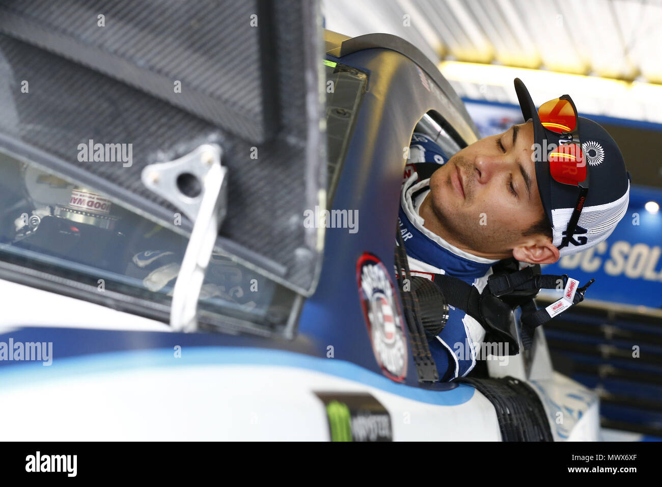 Lunga vasca, Pennsylvania, USA. 2 Giugno, 2018. Kyle Larson (42) cinghie nella sua automobile a pratica per la Pocono 400 in Pocono Raceway in lunga vasca, Pennsylvania. Credito: Chris Owens Asp Inc/ASP/ZUMA filo/Alamy Live News Foto Stock