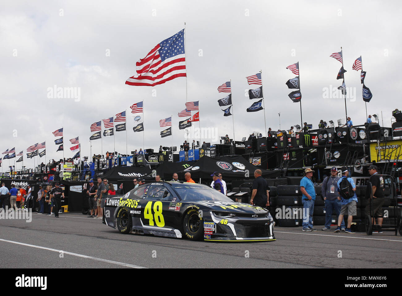 Lunga vasca, Pennsylvania, USA. 2 Giugno, 2018. Jimmie Johnson (48) porta la sua vettura nel garage area dopo una corsa durante la pratica per la Pocono 400 in Pocono Raceway in lunga vasca, Pennsylvania. Credito: Chris Owens Asp Inc/ASP/ZUMA filo/Alamy Live News Foto Stock