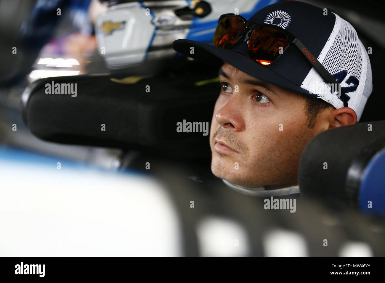 Lunga vasca, Pennsylvania, USA. 2 Giugno, 2018. Kyle Larson (42) cinghie nella sua automobile a pratica per la Pocono 400 in Pocono Raceway in lunga vasca, Pennsylvania. Credito: Chris Owens Asp Inc/ASP/ZUMA filo/Alamy Live News Foto Stock