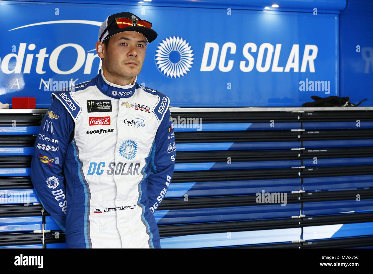 Lunga vasca, Pennsylvania, USA. 2 Giugno, 2018. Kyle Larson (42) è appeso fuori in garage durante la pratica per la Pocono 400 in Pocono Raceway in lunga vasca, Pennsylvania. Credito: Chris Owens Asp Inc/ASP/ZUMA filo/Alamy Live News Foto Stock