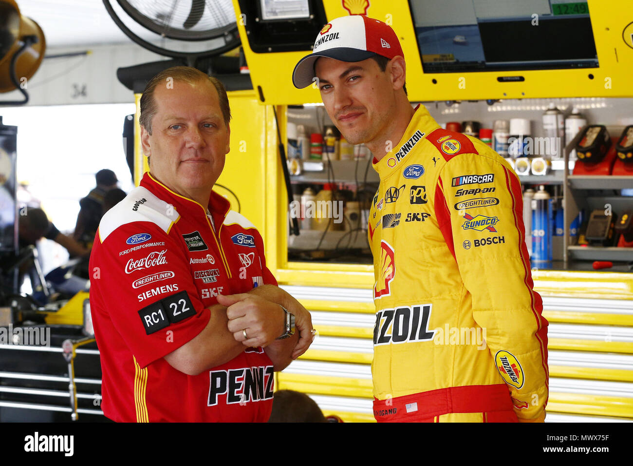 Lunga vasca, Pennsylvania, USA. 2 Giugno, 2018. Joey Logano (22) è appeso fuori in garage durante la pratica per la Pocono 400 in Pocono Raceway in lunga vasca, Pennsylvania. Credito: Chris Owens Asp Inc/ASP/ZUMA filo/Alamy Live News Foto Stock