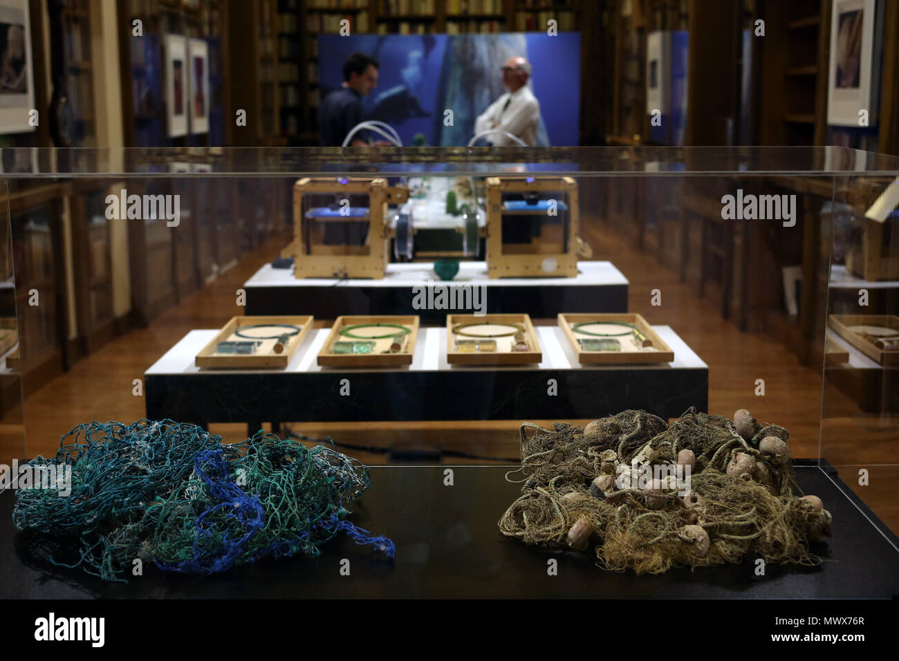 (180602) -- ATENE, 2 giugno 2018 (Xinhua) -- Foto scattata il 31 maggio 2018 Mostra reti fantasma durante la mostra "seconda natura" a Atene, Grecia. Il fantasma di reti più letali ocean cestino e una grave minaccia per l' ambiente in tutto il mondo, sono state trasformate in 3D - conchiglie stampato in una mostra intitolata "seconda natura" tenutosi ad Atene per sensibilizzare il marine inquinamento in plastica. È molto comune per i pescatori di perdere o di abbandonare le loro reti da pesca in mare -- Queste sono le cosiddette reti di Ghost. Essi rimangono sul fondo del mare per anni la formazione di trappole pericolose per i pesci e mammiferi marini Foto Stock