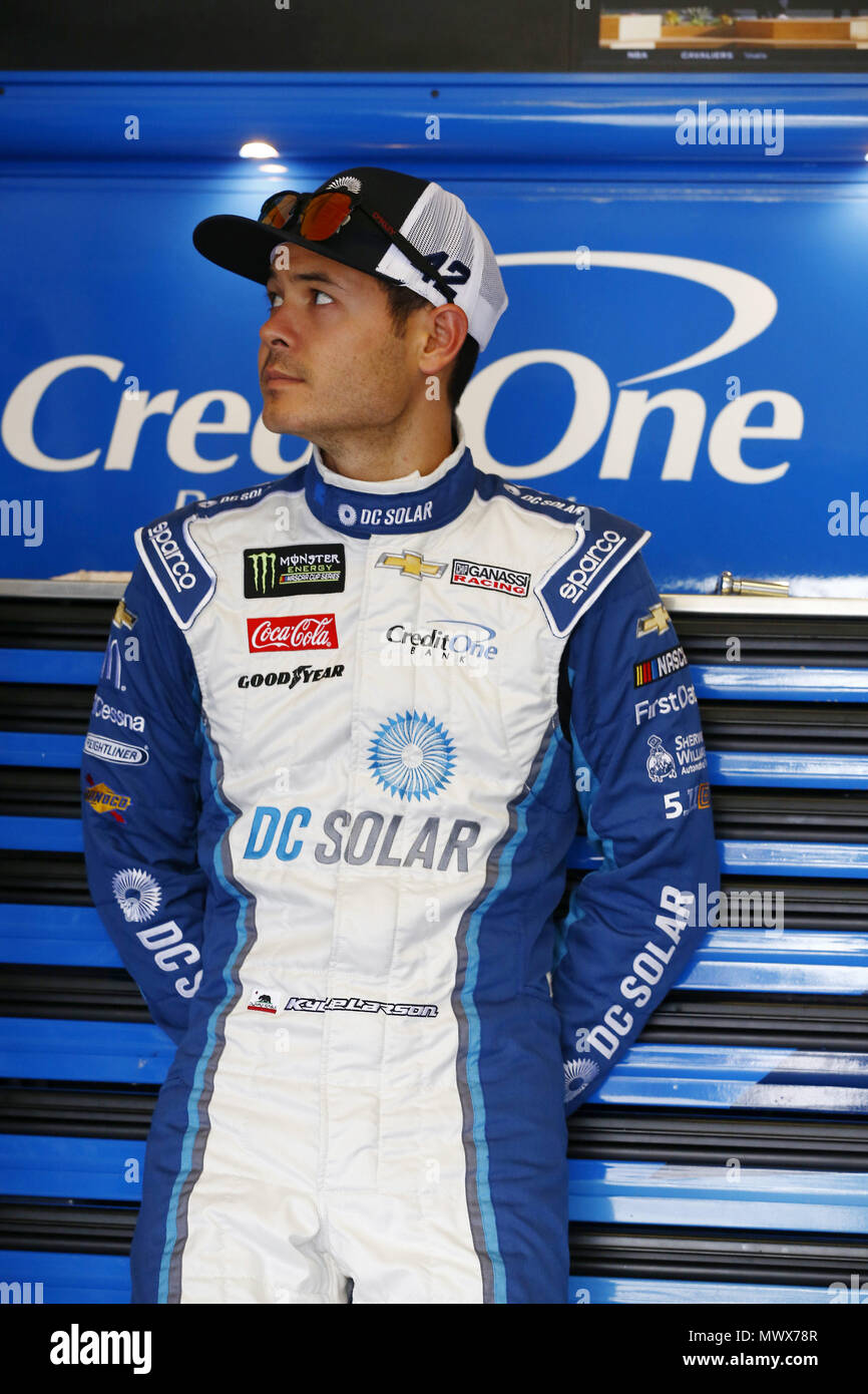 Lunga vasca, Pennsylvania, USA. 2 Giugno, 2018. Kyle Larson (42) è appeso fuori in garage durante la pratica per la Pocono 400 in Pocono Raceway in lunga vasca, Pennsylvania. Credito: Chris Owens Asp Inc/ASP/ZUMA filo/Alamy Live News Foto Stock