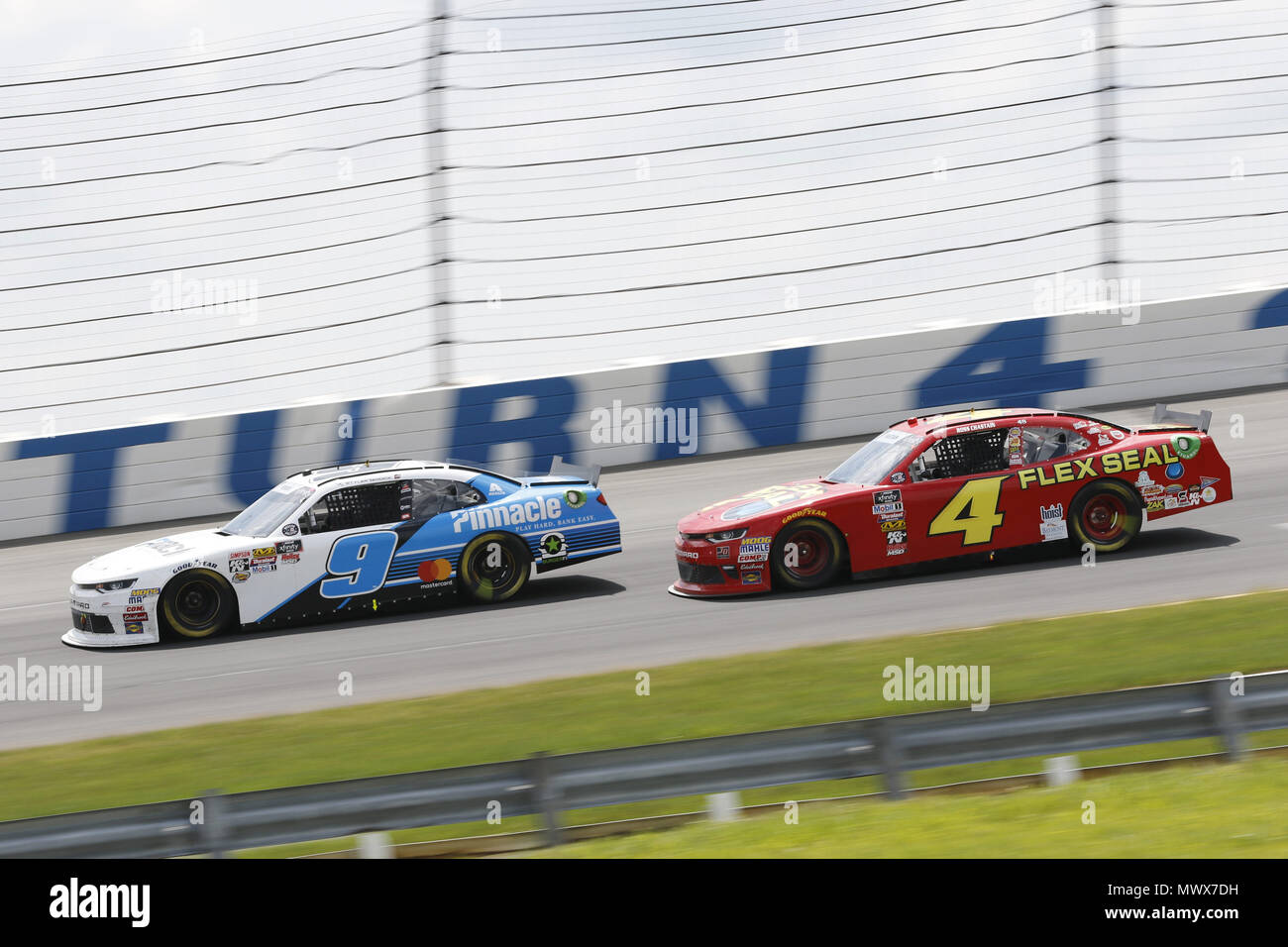 Lunga vasca, Pennsylvania, USA. 2 Giugno, 2018. Tyler Reddick (9) e Ross Chastain (4) battaglia per la posizione durante la Pocono Green 250 in Pocono Raceway in lunga vasca, Pennsylvania. Credito: Chris Owens Asp Inc/ASP/ZUMA filo/Alamy Live News Foto Stock