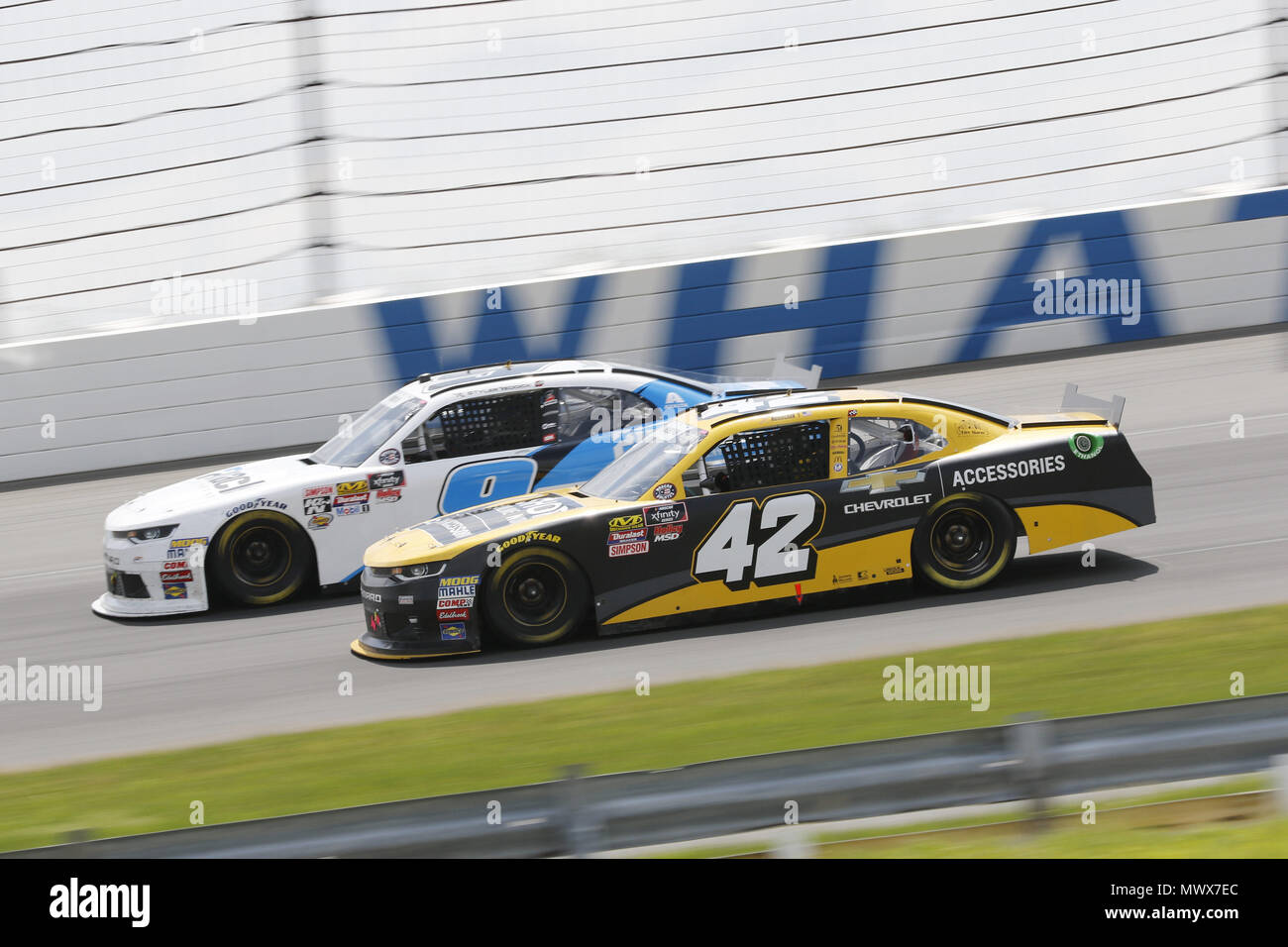 Lunga vasca, Pennsylvania, USA. 2 Giugno, 2018. Tyler Reddick (9) e John Hunter Nemechek (42) battaglia per la posizione durante la Pocono Green 250 in Pocono Raceway in lunga vasca, Pennsylvania. Credito: Chris Owens Asp Inc/ASP/ZUMA filo/Alamy Live News Foto Stock