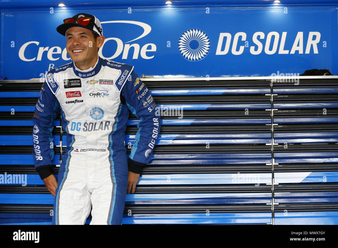 Lunga vasca, Pennsylvania, USA. 2 Giugno, 2018. Kyle Larson (42) è appeso fuori in garage durante la pratica per la Pocono 400 in Pocono Raceway in lunga vasca, Pennsylvania. Credito: Chris Owens Asp Inc/ASP/ZUMA filo/Alamy Live News Foto Stock