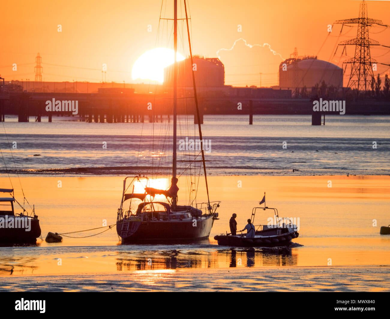 Queenborough, Kent, Regno Unito. 2 Giugno, 2018. Regno Unito Meteo: un tramonto dorato in Queenborough Kent. Credito: James Bell/Alamy Live News Foto Stock