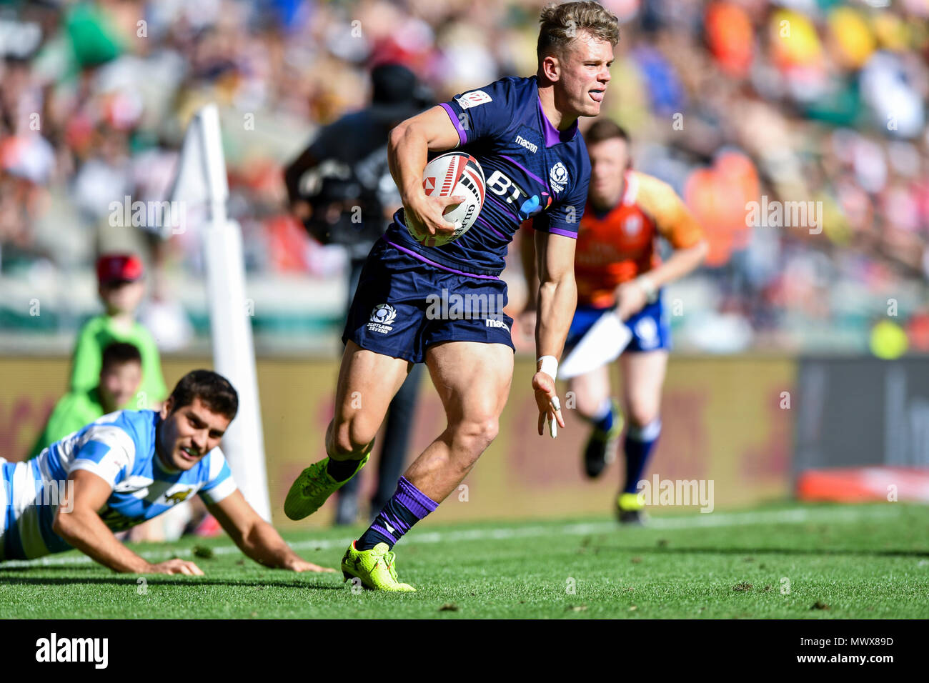 Londra, Regno Unito. 2° giu, 2018. Darcy Graham della Scozia 7s è stata affrontata durante la HSBC World Rugby Sevens serie Londra: Scozia vs Argentina a Twickenham Stadium di Sabato, 02 giugno 2018. Inghilterra, Londra. Credito: Taka G Wu Credito: Taka Wu/Alamy Live News Foto Stock